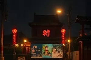 《午后的第七个信封》横版剧照，木桌上七封信按顺序排开