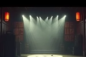 《静水微光》横版剧照，湖面倒映着岸边小屋的暖光
