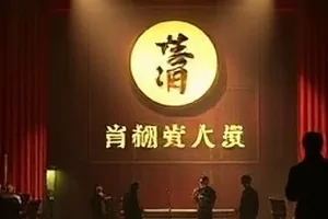 《沉默的邮差》横版剧照，绿色邮包与自行车停在巷口