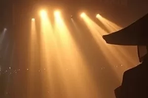 《第三次落雪》横版剧照，小镇车站月台积起薄雪与脚印