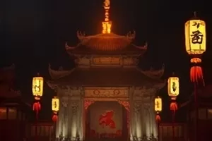 《风筝与铁轨》横版剧照，铁轨边一只断线风筝挂在电线杆上